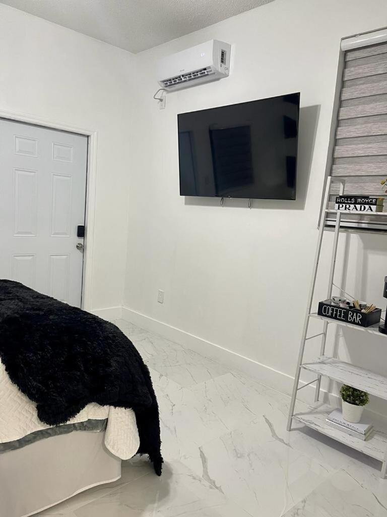 וסט פאלם ביץ' Cozy Studio, Prime Location, Remodeled, 1 Parking מראה חיצוני תמונה